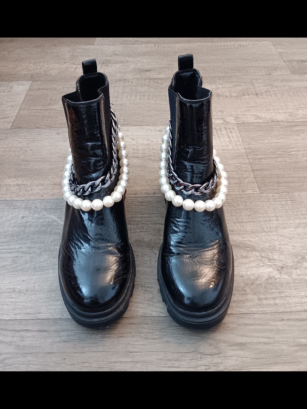 Betsey Johnson Martin Chain Patent Leather Chelsea Boots Women's Size 9